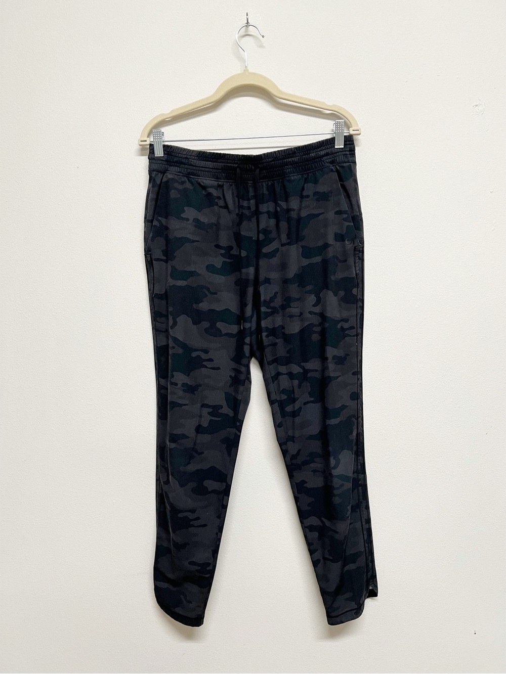 GAP Fit Womens Black Camo Recycled Elasticized Waist Runaround Joggers Size M
